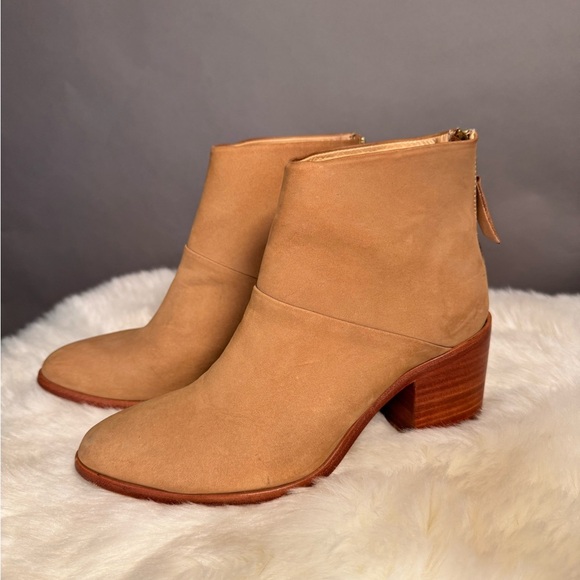 Nisolo Shoes - NISOLO Dari Boot - Ankle Booties Block Heel Suede Leather Wheat Tan Size 8.5